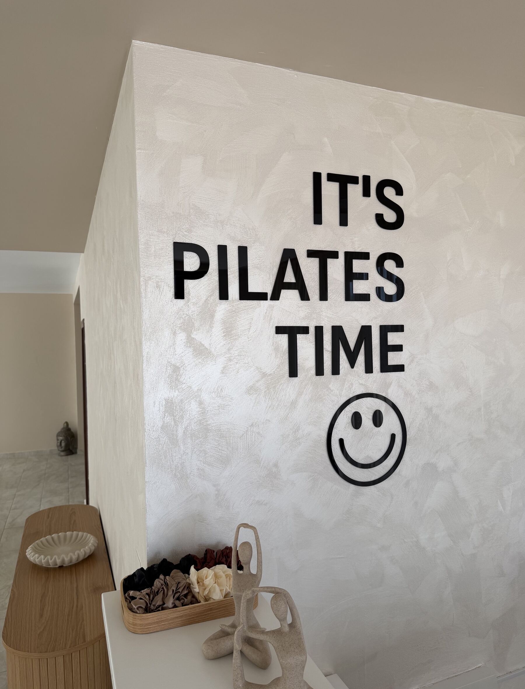 Стенописът It's Pilates Time в студио Pilates 111