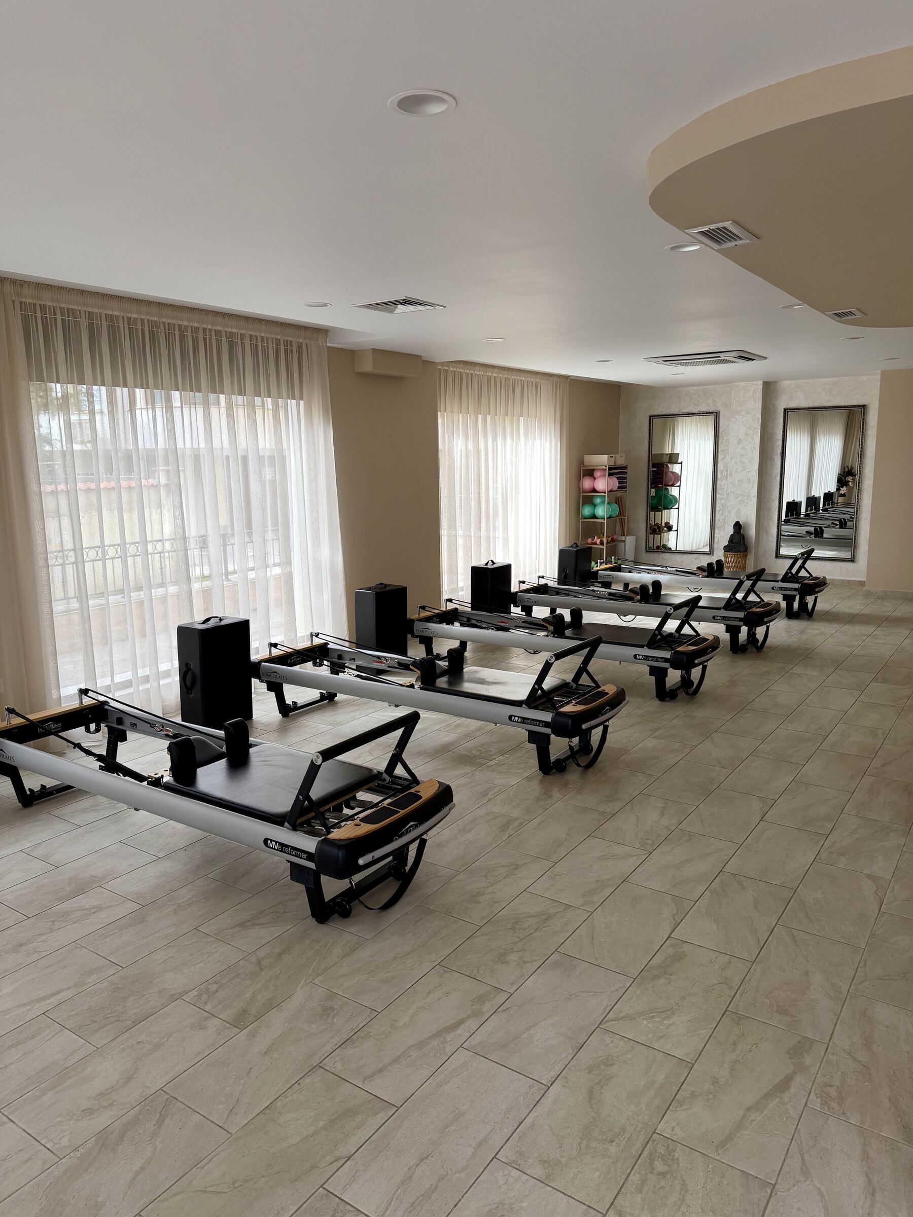 Peak Pilates MV реформъри в Pilates 111 — Варна